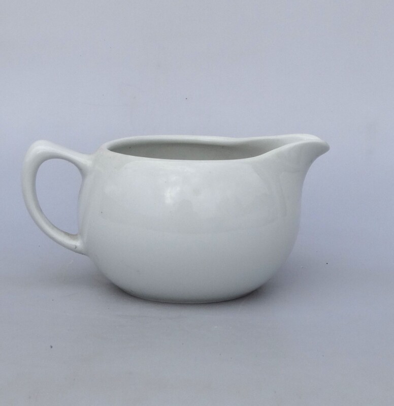 Dekorace - nálevka, porcelán.