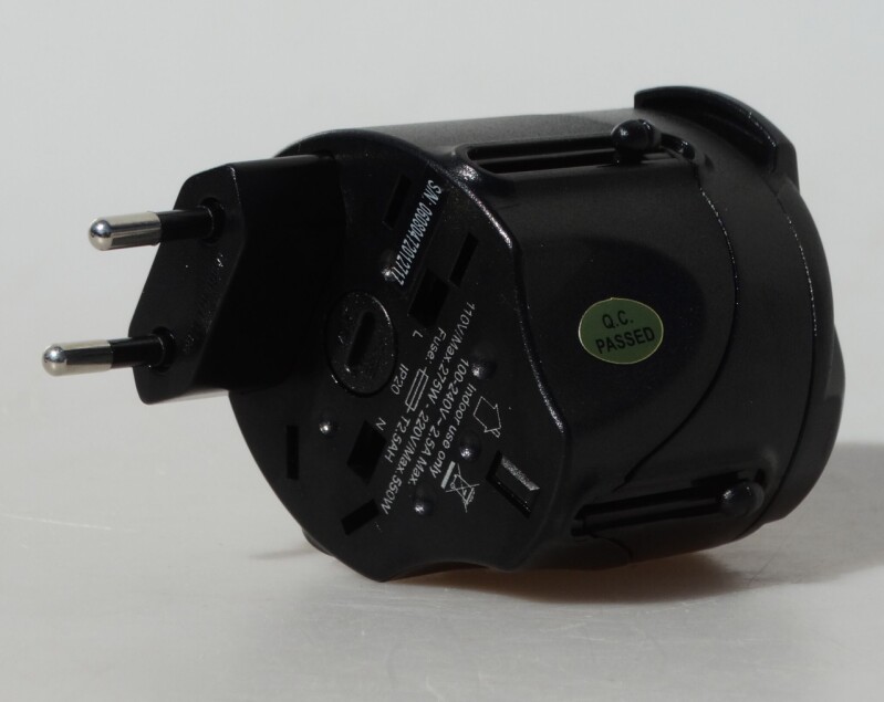 Adaptér pro různé typy elektrických zásuvek