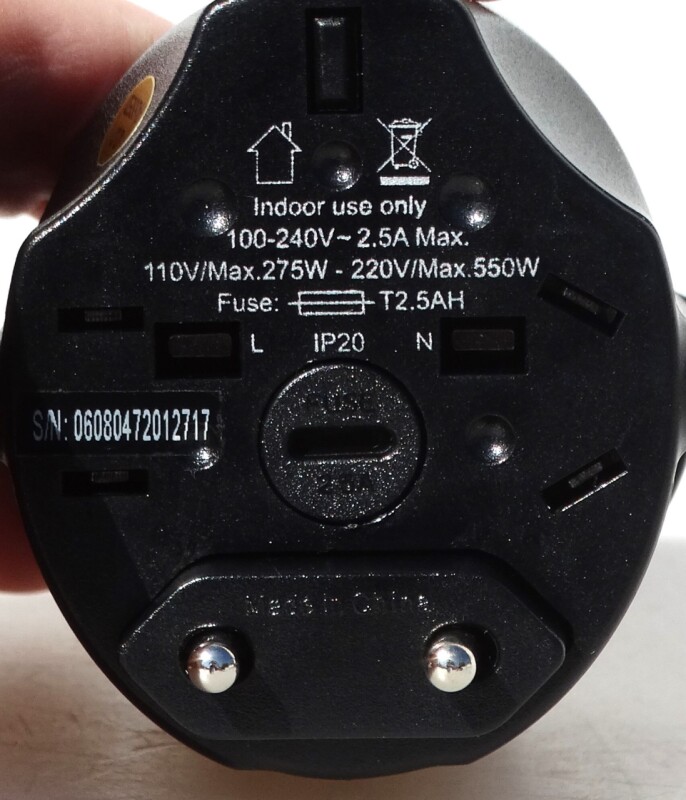 Adaptér pro různé typy elektrických zásuvek