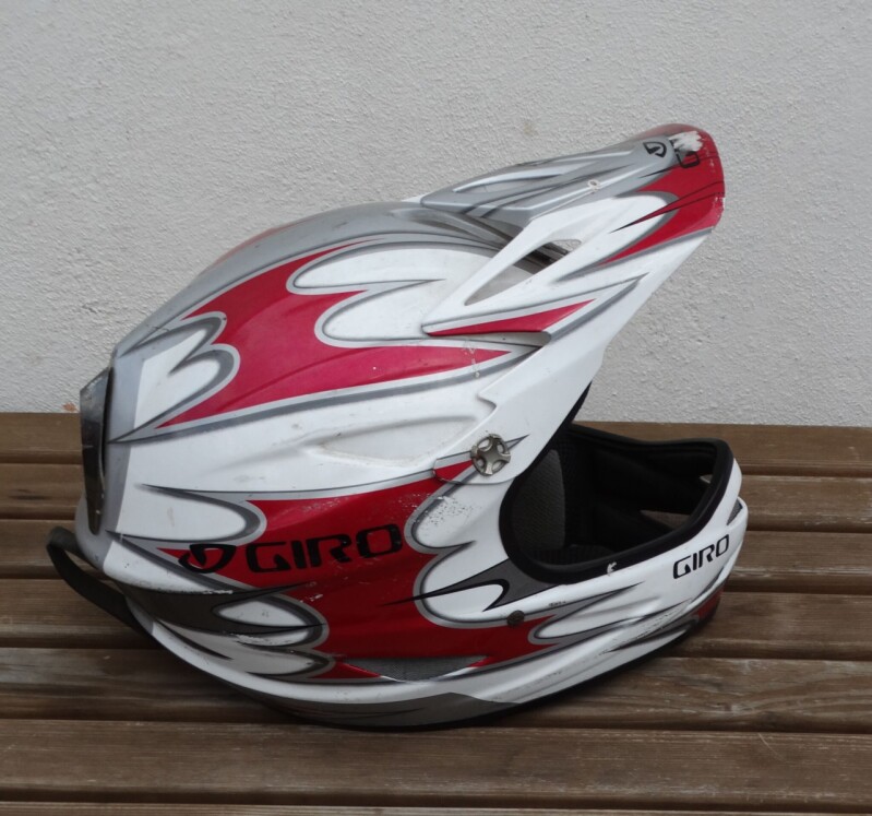 Integrální (full‑face) helma s výrazným sportovním designem.