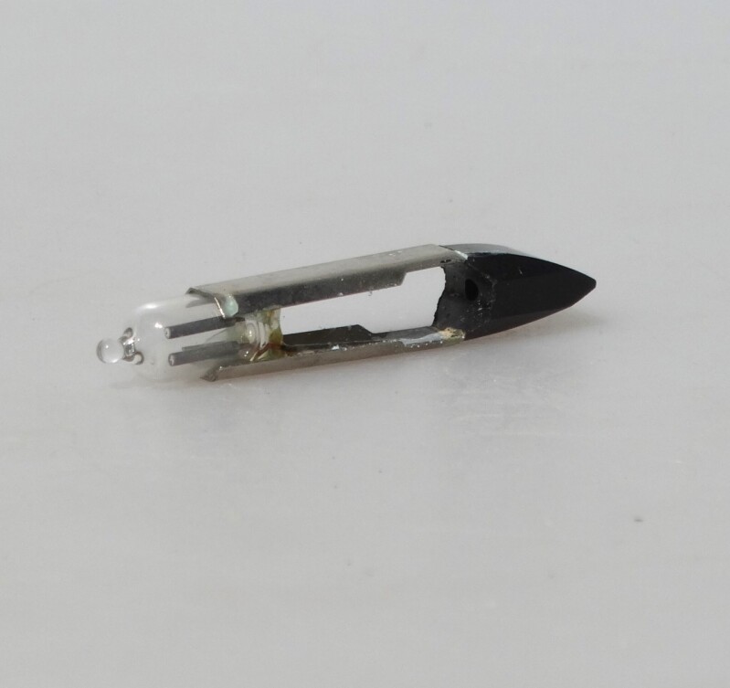 Miniaturní žárovka s axiálními vývody