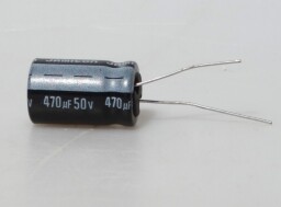 Elektrolytický kondenzátor  470 mikrofaradů (μF) 50 voltů (V)