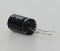 Elektrolytický kondenzátor  470 mikrofaradů (μF) 50 voltů (V)