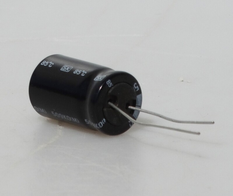 Elektrolytický kondenzátor  470 mikrofaradů (μF) 50 voltů (V)