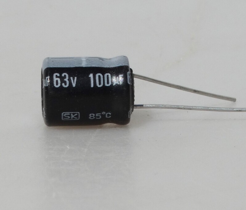 Elektrolytický kondenzátor100 mikrofarad 63 voltů (63V)ů (100uF)
