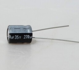 Elektrolytický kondenzátor 220 µF 35V“