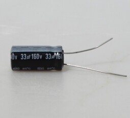 Kondenzátor 33 mikrofaradů (33 µF)napětí 160 voltů (160V).