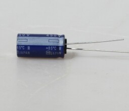 Elektrolytický kondenzátor 4,7 µF 450V“