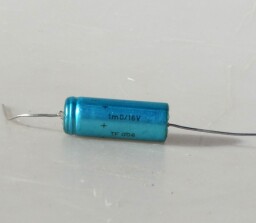 Elektrolytický kondenzátor 1m0 16V