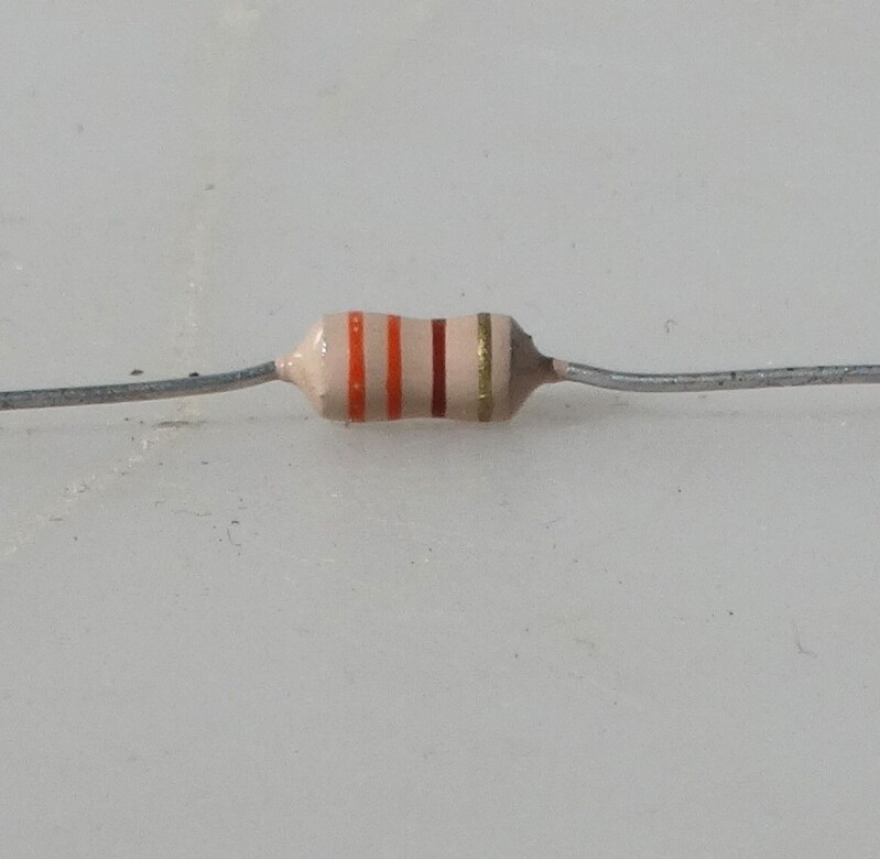 Rezistor 220 ohmů