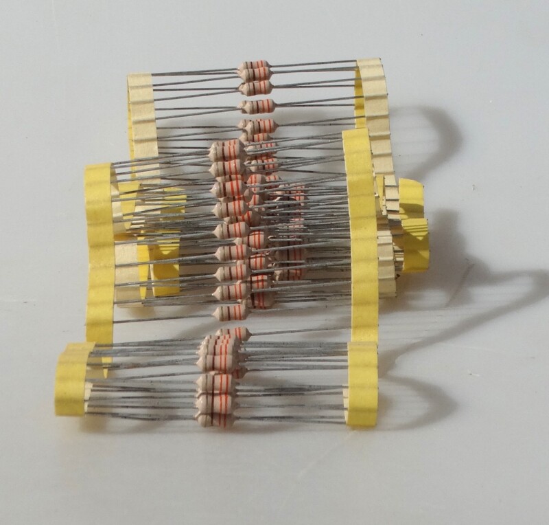Rezistor 220 ohmů