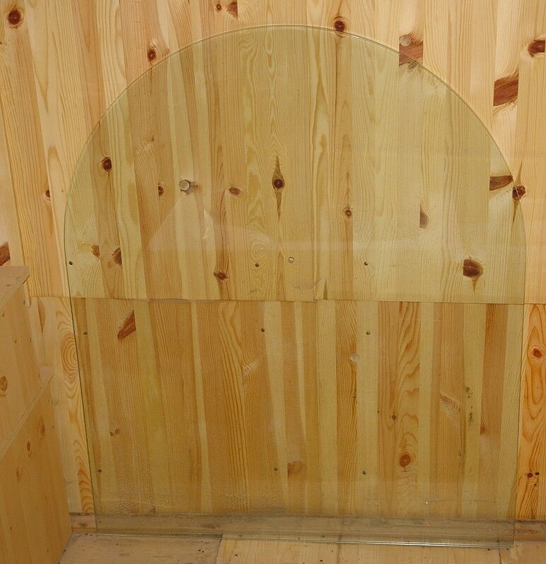 Skleněná deska šířka 90 cm, výška 110 cm. Tloušťka skla 1cm.