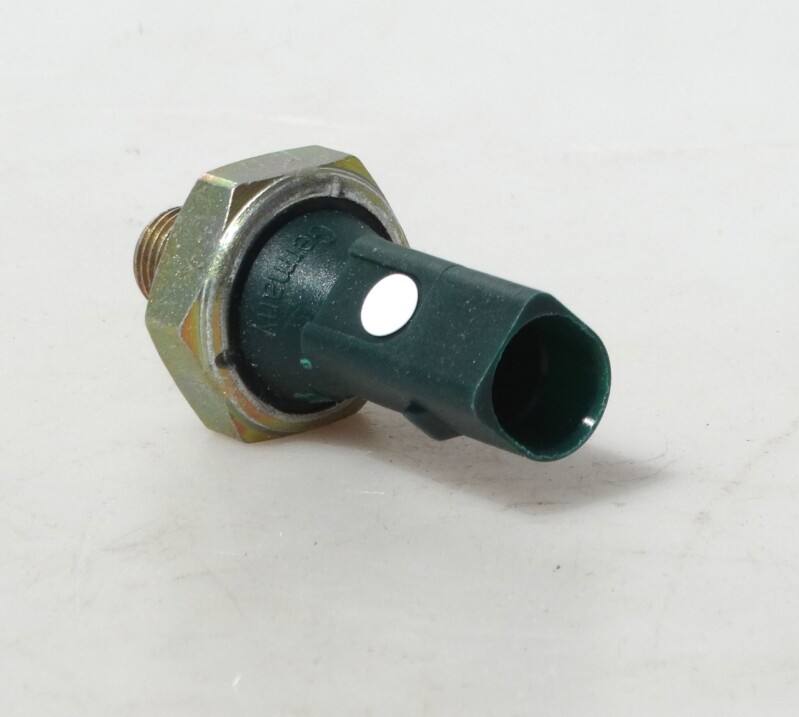 Spínač tlaku oleje 064918081A 