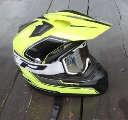 Přilba, sportovní a stavěná na off‑road nebo motokrosové ježdění.  