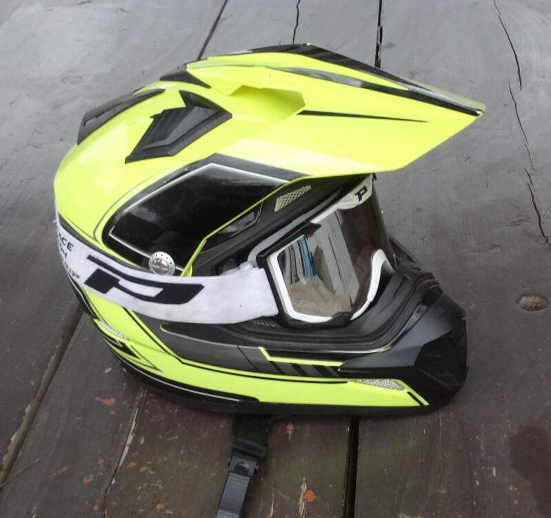 Přilba, sportovní a stavěná na off‑road nebo motokrosové ježdění.  