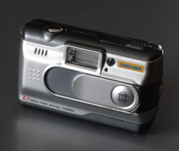 Starší kompaktní digitální fotoaparát