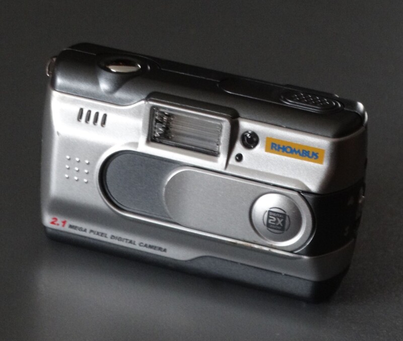 Starší kompaktní digitální fotoaparát