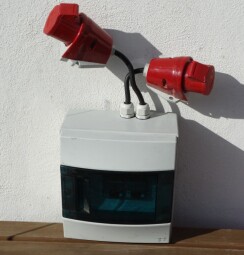  Rozvodná skříň + dvě zásuvky.