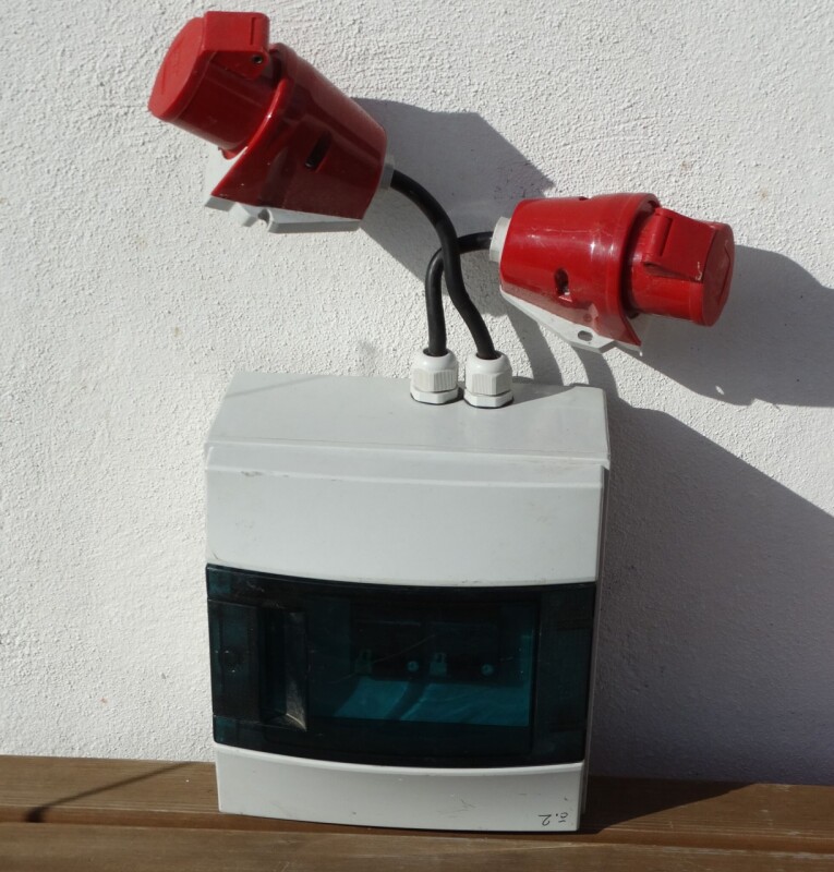  Rozvodná skříň + dvě zásuvky.