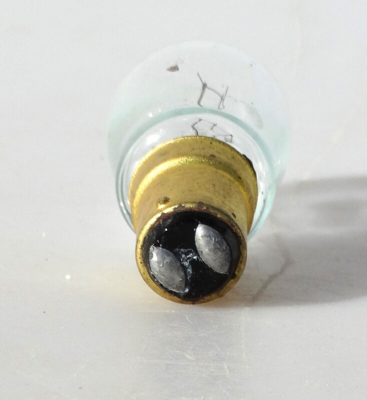 Žárovka s výkonem 25 W a napětím 225 V