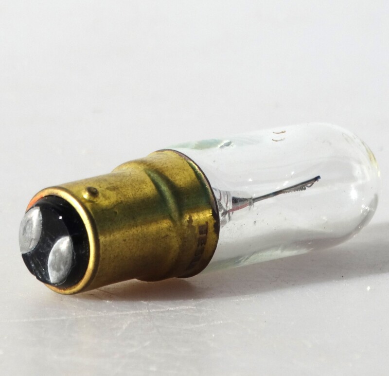 Žárovka s výkonem 25V napětím 15W