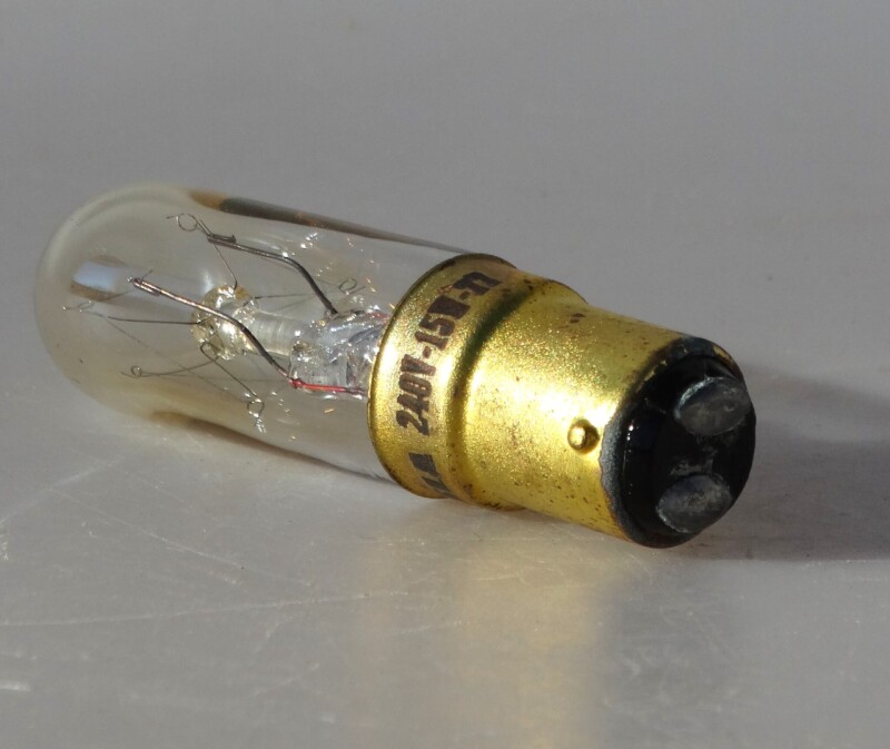 Žárovka s výkonem 240V napětím 15W