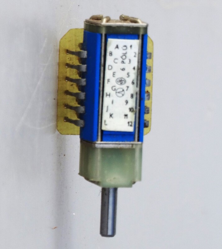 Třístupňový otočný spínač krátká osička 